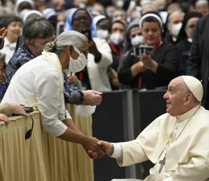 O Papa às religiosas: caminhem ao lado dos irmãos e irmãs feridos de hoje