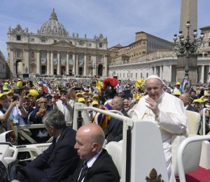 O Papa: aumentam tensões e guerras, que os novos Santos inspirem caminhos de diálogo